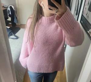 Säljer denna fina tröja från Gina tricot. Den är slutsåld. Varsamt använd ca2-3 gånger. Säljer då jag har många rosa stickade tröjor. Skicka för fler bilder. Köparen står för frakt!