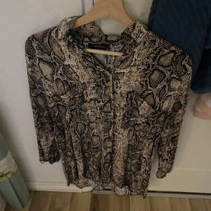 Blus  - Ormmönster blus, aldrig använd