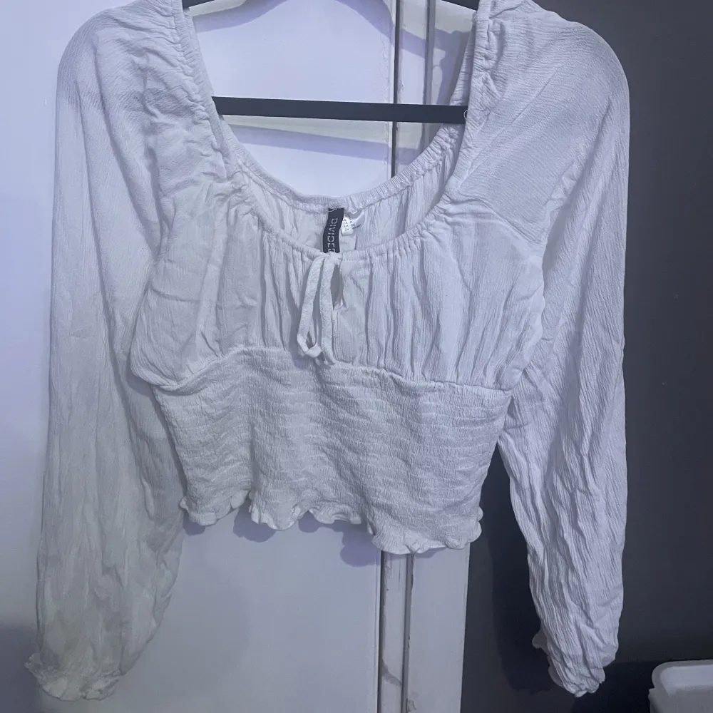En vit tröja från H&M i storlek S 🤍 Lite skrynklig just nu men går att stryka ❣️Endast använt en gång. Tröjor & Koftor.