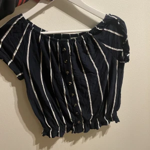 Gullig topp från HM!  - Gullig topp från HM i storlek S! Tveka inte att skriva för fler frågor! 