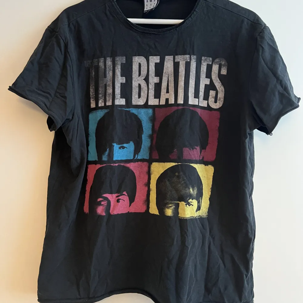 så snygg The Beatles bandtröja med alla medlemmarnas ansikten!. T-shirts.