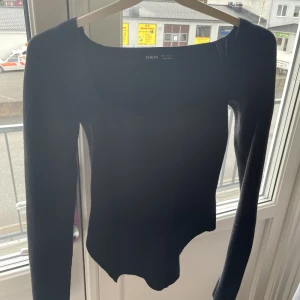 Ribbad svart tröja - En svart ribbad topp som är öppen längst ner på båda sidor. Använder inte längre!