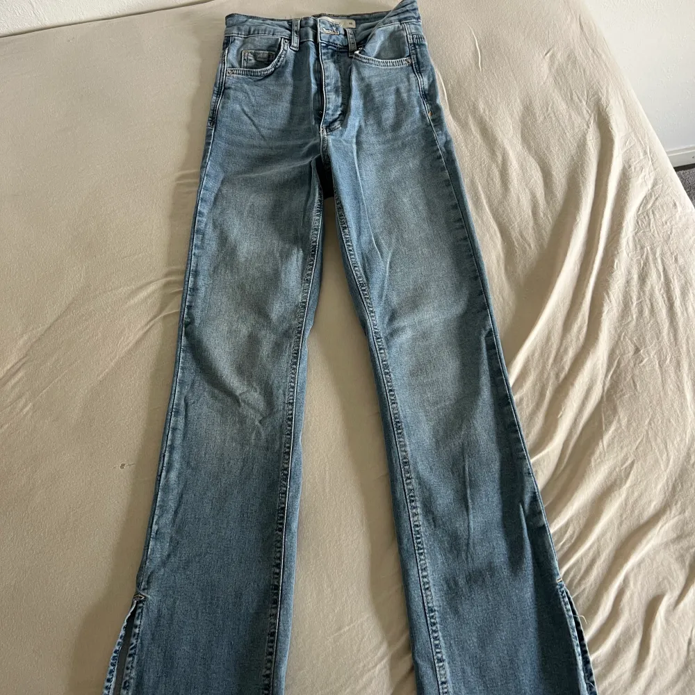 Molly jeans från Gina tricot med slits, använd endast en gång!. Jeans & Byxor.