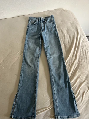 Molly jeans med slits - Molly jeans från Gina tricot med slits, använd endast en gång!
