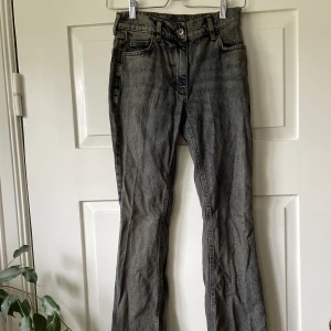 Flare jeans - Jättesnygga lågmidjade blå/grå/bruna washed flare jeans från ASOS. Sparsamt använda.