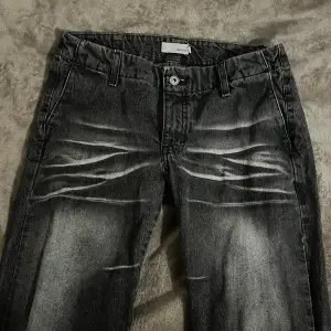 as snygga bootcut jeans utan bakfickor. dom är också los waist. står ingen storlek så ifall intresserad kontakta mig så skicka jag information på mina mått och sånt