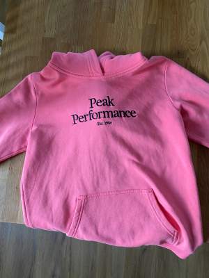 Säljer denna rosa hoodie från peak performance. Aldrig andvänd pågrund av storleken. Nypris runt 900kr. Dock har tröjan små blåaktiga fläckar. Några stycken på armarna. Hör av dig om du vill ha fler bilder på tröjan!