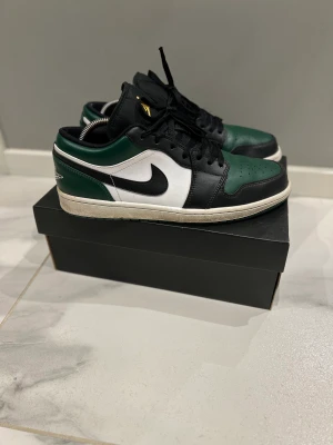 Air Jordan 1 Low Green Toe - Väldigt vackra Jordans som är i en bra kondition. 7,5/10. Ända skavanken är creasen på vänstra skon men annars är de top kvalite