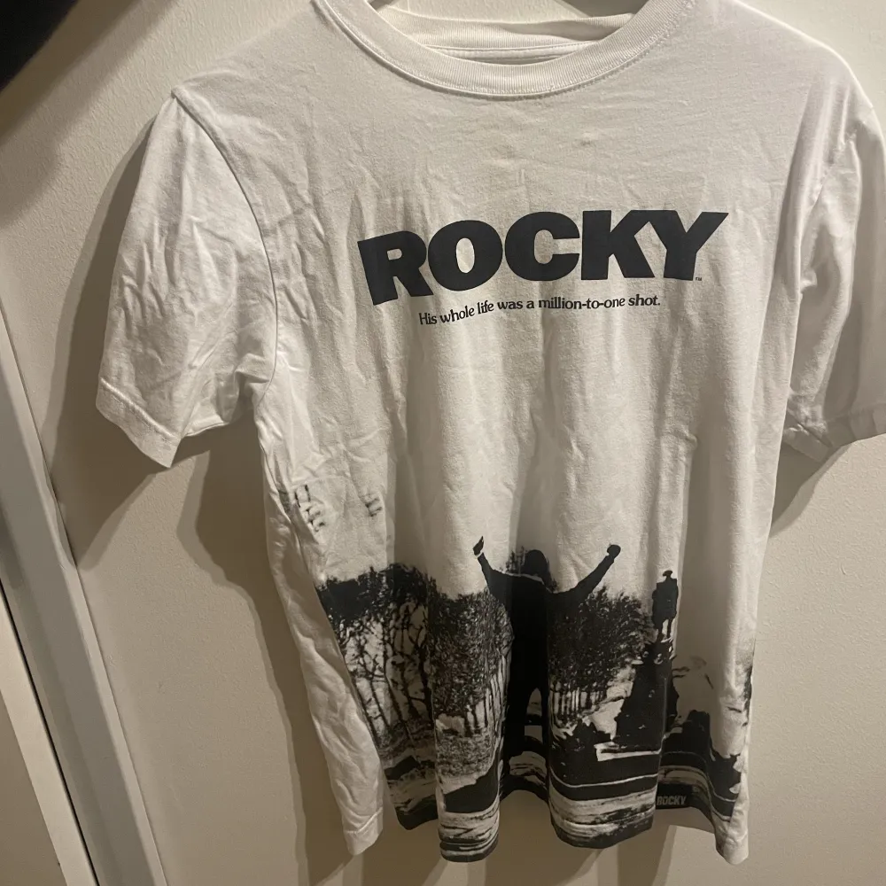 En orginell Rocky oversized t-shirt! Tveka inte att skriva för flera frågor🤍. T-shirts.