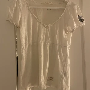 Odd molly topp - Jätte söt och fin odd molly topp i fint skick förutom ett litet hål (se sista bilden) i storlek 0 vilket motsvarar ungefär S. Skriv vid frågor 🫶