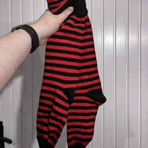 randiga knästrumpor - ett par röd/svart randiga strumpor som når lite över knäna! ❤️🖤 har endast använt en gång till min mavis från hotel transsylvanien kostym till halloween förra året! perfekt till halloween kostym eller bara vanliga knästrumpor! köpta från bluefox