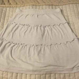 Vitt kjol - Vitt kjol som är köpt second hand som inte kommer till användning. Är en barn storlek så skulle säga att det är storlek S