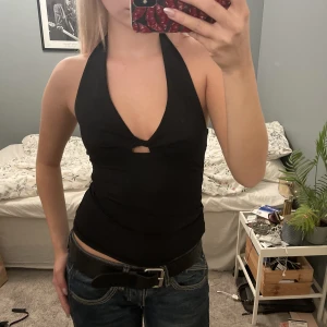 Halterneck top - Otrolig top med öppen rygg, köpt second hand. Märket är vero Moda. Står inte storlek, jag har sytt in den så den passar mig med xs/s!🥰