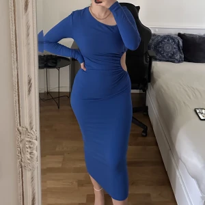 Blå klänning  - Säljer min blåa sommar klänning den är från Shein storlek S 