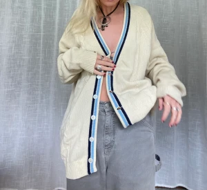 Cardigan  -  Mysig kofta super fint skick. Omärkt storlek, passar XS-L beroende på önskad   Jag är vanligtvis en storlek s och 164cm lång. Glöm ej mina andra annonser 💌