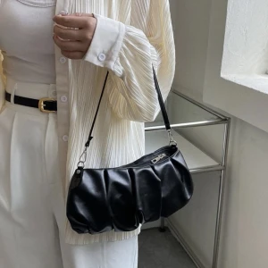 Väska - Svart snygg väska. Har används. Skicka för egna bilder💐