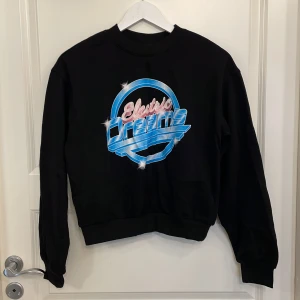 Svart sweatshirt med tryck - Säljer denna svarta sweatshirt med tryck ”electrical dreams” då den inte används. Använd någon gång bara. 