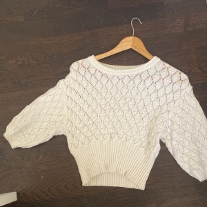 Stickad tröja  - Säljer för att jag inte alls använder den och bara använder den väldigt få gånger!