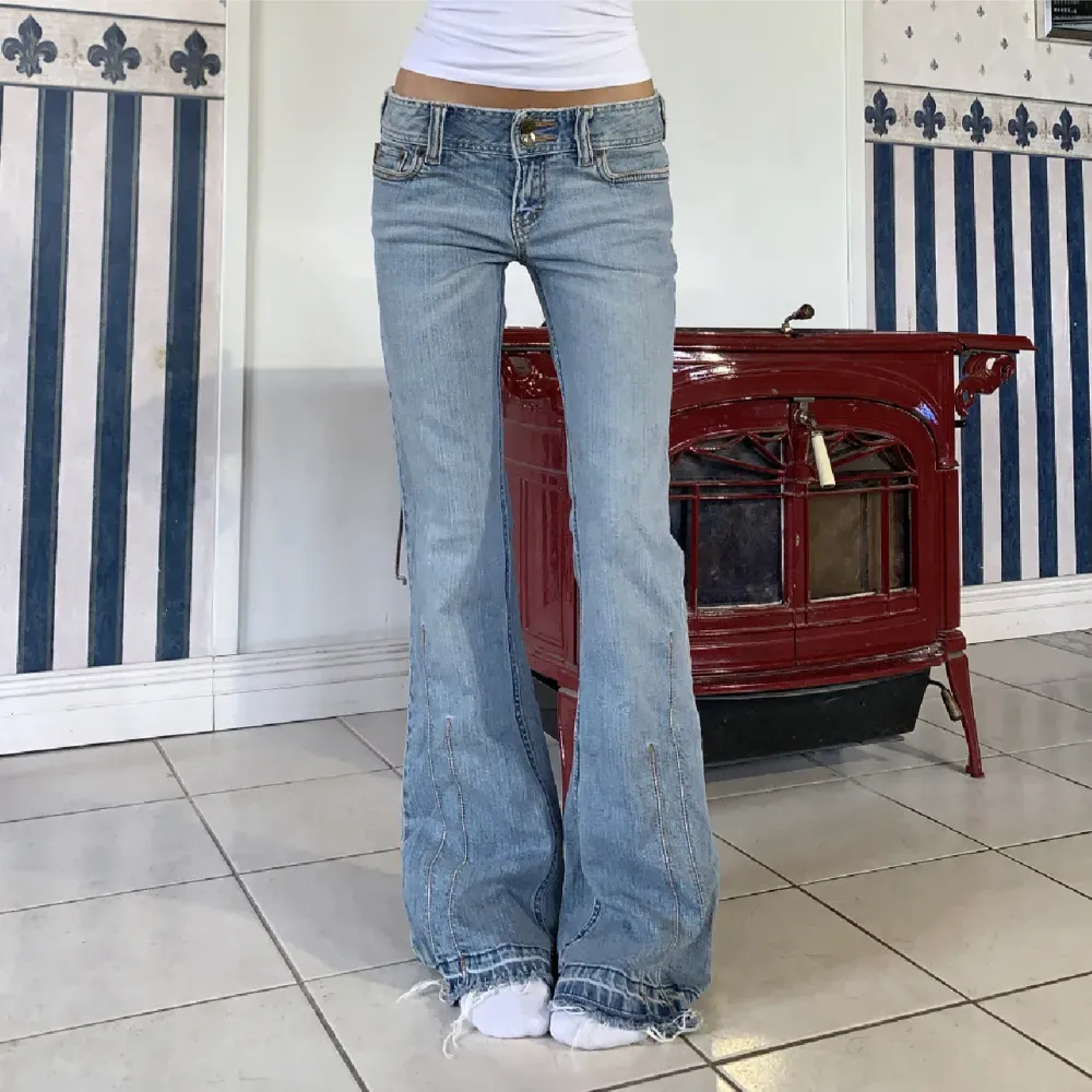 Lågmidjade vintage jeans i bootcut✨ Köpte de precis på plick men säljer då de var lite för små för mig:(  Midja 82 cm & innerben84🙌🏼 Köp direkt 700kr✨ . Jeans & Byxor.
