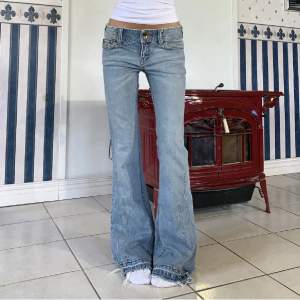 Lågmidjade vintage jeans i bootcut✨ Köpte de precis på plick men säljer då de var lite för små för mig:(  Midja 82 cm & innerben84🙌🏼 Köp direkt 700kr✨ 
