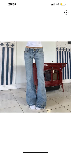 Lågmidjade jeans - Lågmidjade vintage jeans i bootcut✨ Köpte de precis på plick men säljer då de var lite för små för mig:(  Midja 82 cm & innerben84🙌🏼 Köp direkt 700kr✨ 