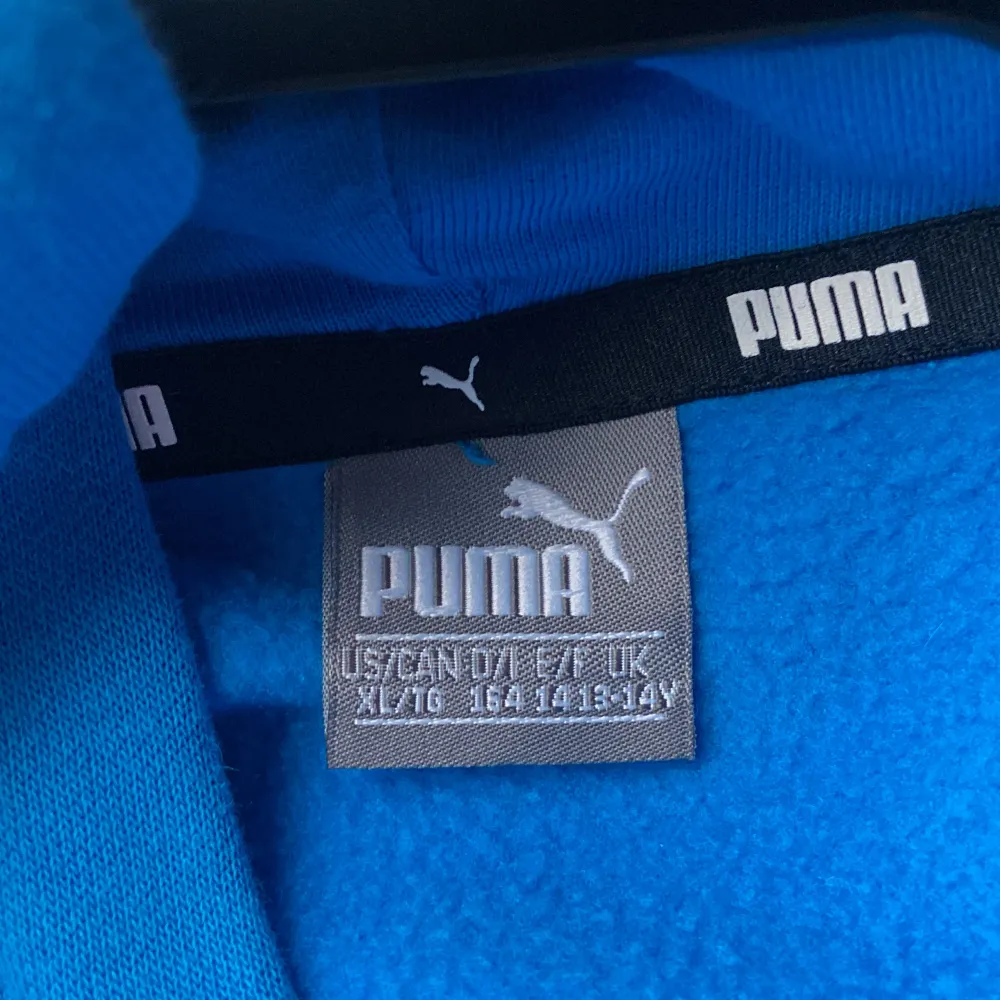 En blå puma hoodie. Den har aldrig använts.. Hoodies.