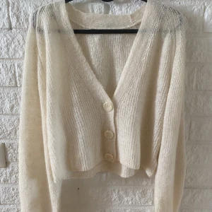 Naturvit tunn stickad kofta - Kofta från Lindex i storlek S💕