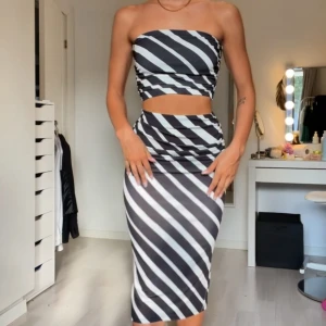 Randigt set - Svart och vitt randigt det med bandeau topp och långkjol. Xs i topp och S i kjol. Använt en gång. Kan mötas upp i Jönköping eller Vaggeryd annars tillkommer fraktkostnad 🤍