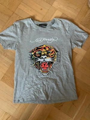 Ed Hardy T shirt  - Säljer en fet Ed hardy ed Hardy T shirt. Bra skick 😊pris kan diskuteras 