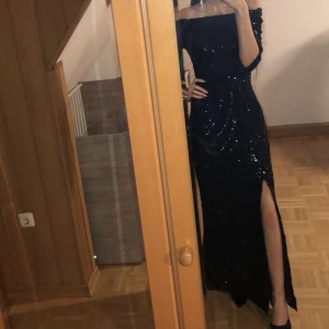 Klänning  - Såå fin klänning med slits! Köpt från  clothing company! Såå fint till en bröllop eller fest! Använd endast 2ggr! Ord pris 1000kr