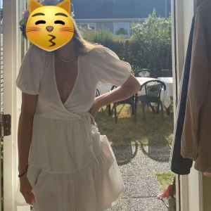 Sommarklänning - Så fin sommarklänning från Gina Tricot som är använd 1 gång! Säljer då den inte används