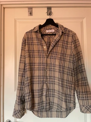 Overshirt - En skön overshirt från Samsø Samsø. Köptes förra sommaren på NK för 1799kr. Knappt använd således i bra skick. Pris: 699kr