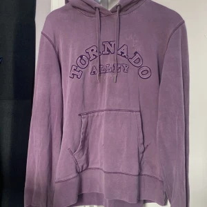 Vintage lila huvtröja med tryck - En lila, tunn huvtröja som aldrig används längre💟