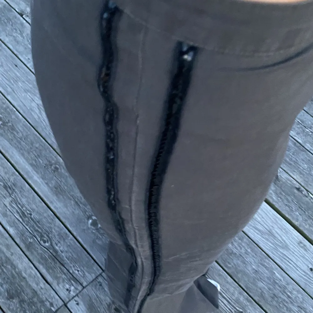 Superfina mörkgråa lågmidjade vida byxor med paljetter på sidorna 💓. Jeans & Byxor.