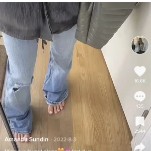 Mid waist Boot cut jeans  - Mid waist Boot cut jeans från Gina. Aldrig använda och endast testade, en lapp kvar på byxan. Storlek 38 men små i storleken 🫶🏼 lånad första bild 