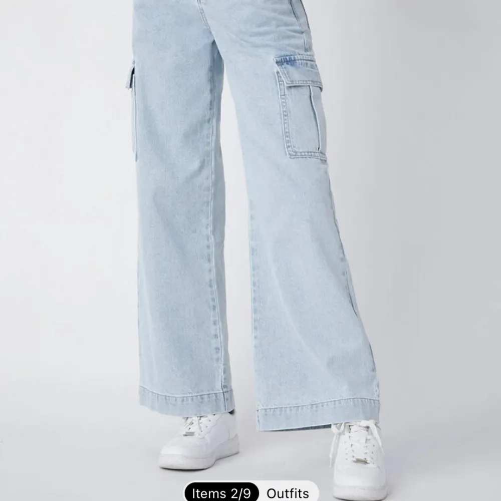 Ett par blåa cargo pants från SHEIN i storlek 26!💗💗 de är jätte ikoniska och till och med jag blir ledsen av att sälja de💗💗😭. Passar ihop med nästan allt och har en bra skick!💗. Jeans & Byxor.