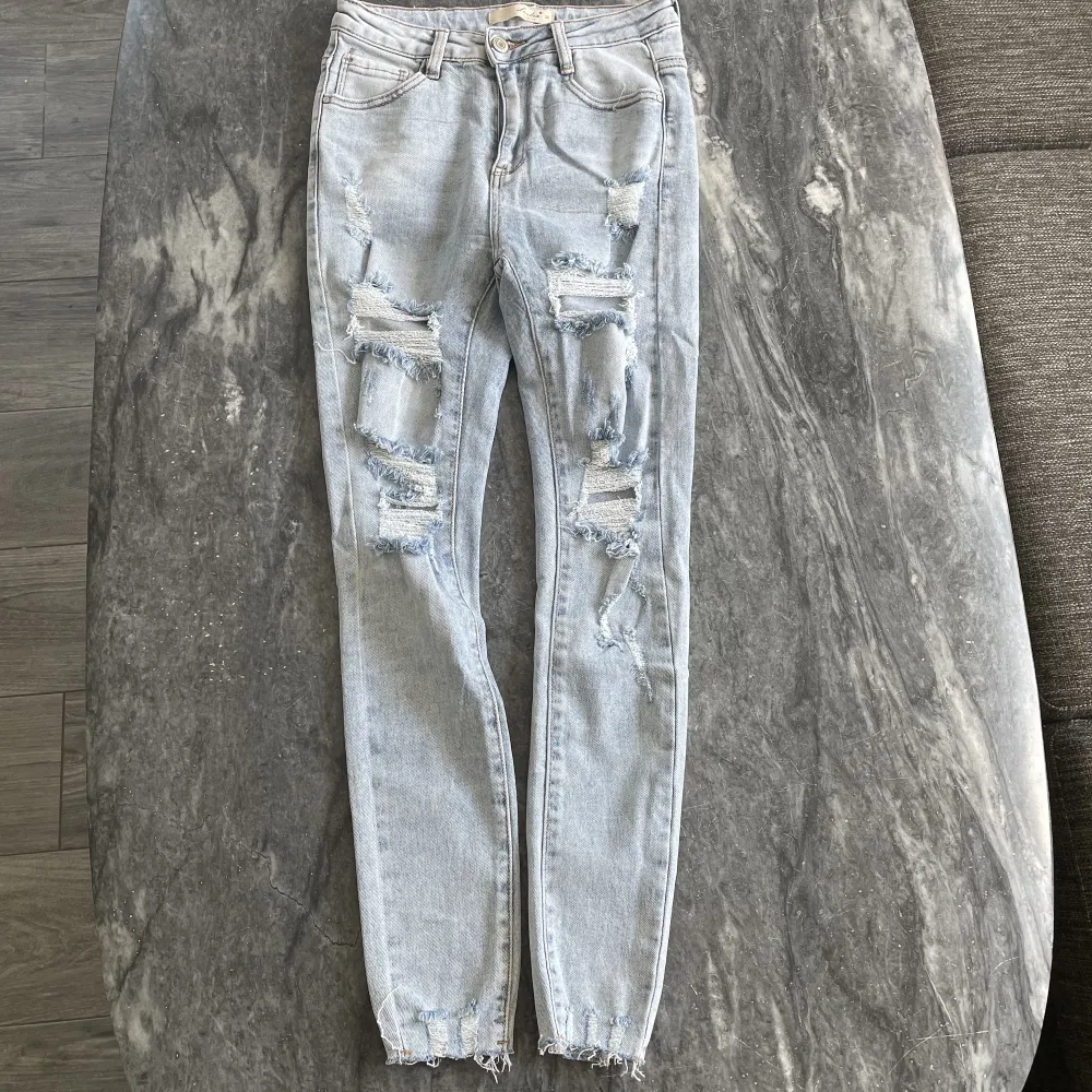 Säljer ljusblåa jeans då dom har blivit för små. Kontakta vid fler bilder eller frågor! (Pris kan diskuteras). Jeans & Byxor.