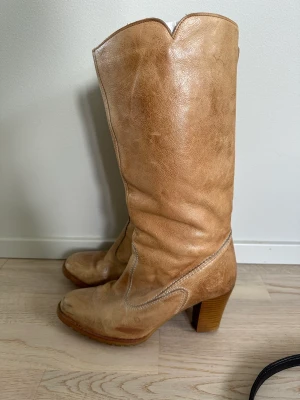 Beiga Stövlar  - Beiga stövlar, ca 4cm klack, sparsamt använda, kan behöva klackas om!   Priset är exklusive frakt! 