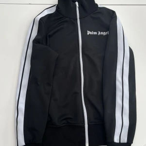 Palm Angels track top - Tja! Säljer nu min Palm angels track top då den börjar bli för liten. Skick på tröjan är 9/10 riktigt fin, digitalt kvitto finns att få bild på på begäran för mer frågor hör av er mvh Lucas 