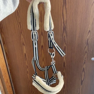 Grimma och grimskaft  - Rider inte längre så säljer, man kan köpa bara en utav de om man vill, fick skick! Grimman användes kanske 3 gånger bara! Priset kan sänkas vid snabb affär 