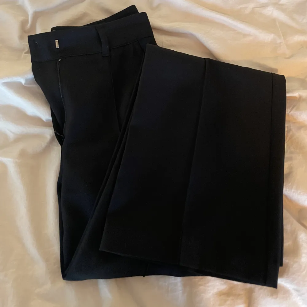 Svarta högmidjade kostymbyxor från madlady som knappt är använda, nyskick. Tyvärr för små på mig.. Jeans & Byxor.