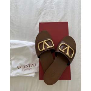 V logo leather sandals  Good condition 