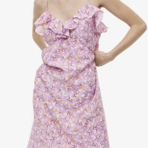 Klänning från h&m - Superfin klänning som bata använts på midsommar, tror ej jag får mer användning för den💓