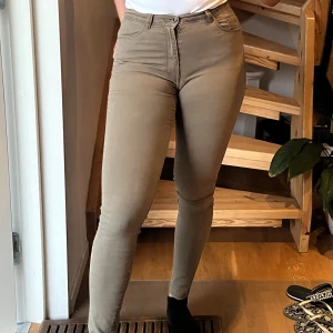 Byxor mango - Säljer dessa jättefiiina byxor/jeans från Mango! Tyvärr har dessa blivit för små för mig så hoppas dessa kan komma till användning hos någon annan ❤️🥹 Färgen är mer grön än på bilden! Färgen syns bättre på bild 2