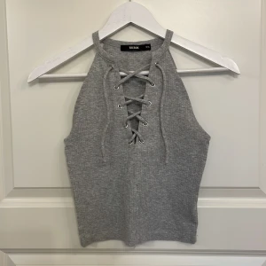 Topp med snören - Söt topp som man kan knyta vid brösten, sitter perfekt men används inte längre. 