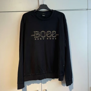 Hugo Boss Tröja - Tröja av Hugo Boss som inte tillverkas längre. Tröjan har inga defekter och är i ett fint skick.