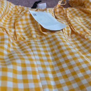 Rutig klänning med detaljer  - Klänning, aldrig använd. 90 kr+ frakt kan diskuteras.