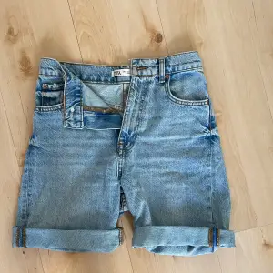 Högmidjade jeans shorts ifrån zara