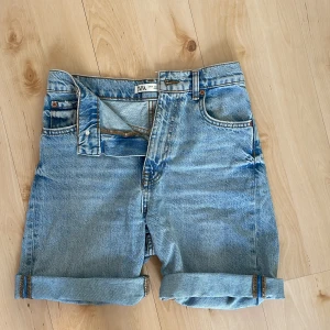 Zara shorts - Högmidjade jeans shorts ifrån zara