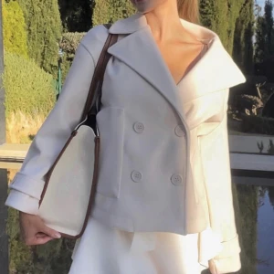 Jacka - Säljer denna superfina jackan💫💫 Använd mellan 5-10ggr, pga inte min stil. Perfekt både till höst & vår! Färgen syns inte helt rättvis, den är typ ljus beige/rosa-aktig! Inga större defekter! Skriv privat för bilder/vid frågor. Priset går att diskutera💞